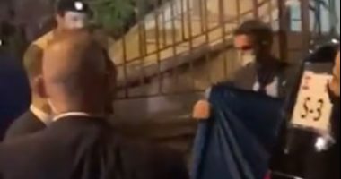فيروز تهدى لوحة فنية للرئيس الفرنسي ماكرون بعد زيارته لها في منزلها.. فيديو