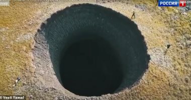 حفرة تتشكل فى سيبيريا بسبب انفجار غاز الميثان.. فيديو وصور