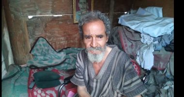 "عم أحمد" أصيب بالشلل منذ 10 سنوات ويكافح للعيش من فوق كرسى متحرك.. صور