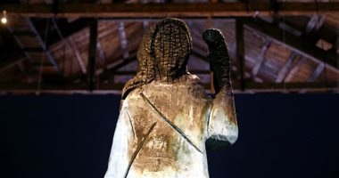 صور.. عرض تمثال محروق للسيدة الأولى الأمريكية ميلانيا ترامب فى سلوفينيا