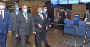 وزير الطيران يتابع تنفيذ قرار تقديم الركاب شهادة PCR بمطار القاهرة.. صور   
