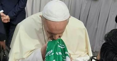 البابا فرانسيس يقبل العلم اللبنانى ويطالب بعدم التخلي عن بيروت.. فيديو