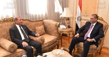 صور.. وزير المجالس النيابية يؤكد حرص الحكومة على التعاون مع مجلس الشيوخ