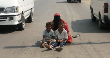 محافظ الدقهلية يخصص مساعدة مالية وعملا لسيدة تفترش الأرض مع طفلين في الشارع