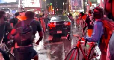 سيارة تدهس حشدا من المتظاهرين المناهضين للعنصرية وسط نيويورك.. فيديو