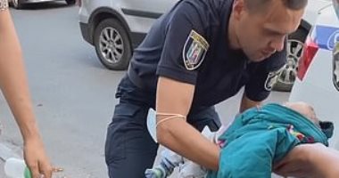 امرأة أوكرانية تضع طفلها فى حقيبة يدها والشرطة توقفها.. صور