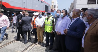 وزير النقل يستقبل 30 جرارا من جرارات السكك الحديدية الجديدة.. صور
