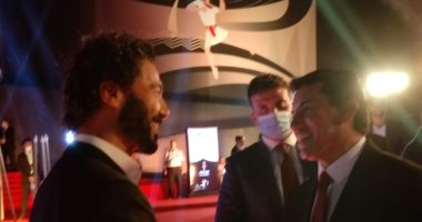 وزير الرياضة يحتفي بالفنان العالمي خالد النبوي بحفل قرعة مونديال اليد