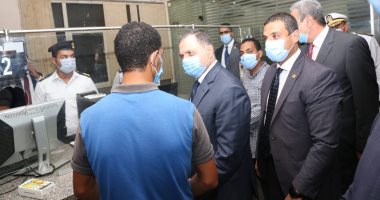 صور.. وزير الداخلية يتفقد الحالة الأمنية بالقاهرة والجيزة في جولة مفاجئة
