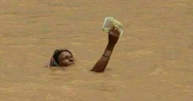 سيول السودان.. ما حقيقة صورة امرأة سودانية تحمل دواءها وسط الفيضانات