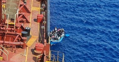 وكالات أممية تدعو لحل أزمة 27 مهاجرا فارين من ليبيا محاصرين على متن سفينة 
