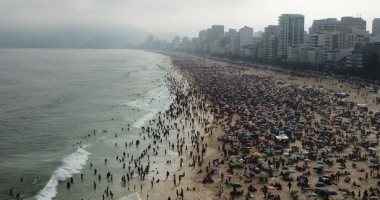 مئات البرازيليين يتجهون للشواطئ مع تراجع إصابات كورونا.. وخبراء يحذرون.. صور 