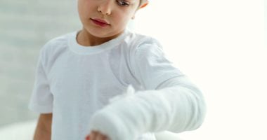 علامات الإصابة بكسر فى العظام عند الأطفال والإسعافات الأولية