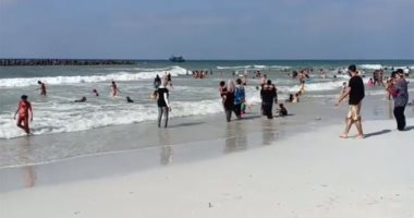 فيديو.. توافد المواطنين على شاطئ النخيل رغم غرق 3 أشخاص