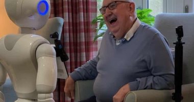 بريطانيا تستخدم الروبوتات فى دور رعاية المسنين لمحاربة الوحدة