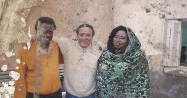 الفنانة السودانية الراحلة ستونة فى صورة نادرة مع الزعيم عادل إمام