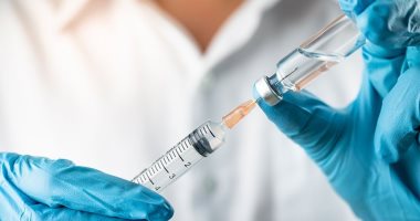 لقاح الإنفلونزا.. ما الفئات الأولى بالتطعيم وخطة مواجهة "الخطر المزدوج"؟ (فيديو)