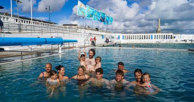 حمام سباحة بنكهة البحر.. افتتاح أول "ساونا عائمة" بالعالم فى بريطانيا.. ألبوم صور