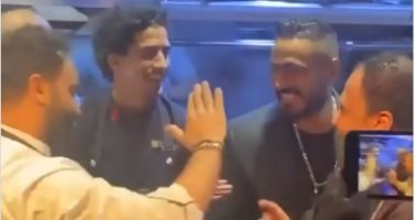 تامر حسنى يرقص على ألحان "بالبنط العريض" داخل أحد المطاعم مع العمال.. فيديو