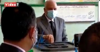 فيديو.. محافظ الجيزة يدلى بصوته فى جولة إعادة انتخابات مجلس الشيوخ