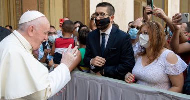 صور.. البابا فرنسيس يلتقى رعيته بالفاتيكان بدون كمامة 