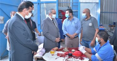 الطيار محمد منار يتفقد مصنع الصناعات البلاستيكية التابع لمصر للطيران