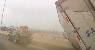 سائق صينى ينجو من الموت بعد اصطدام سيارته بشاحنة.. فيديو وصور