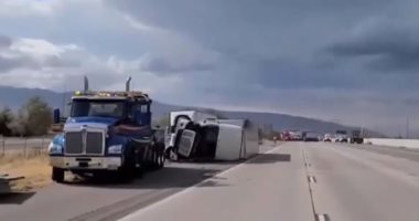 رياح شديدة تتسبب فى انقلاب عشرات الشاحنات فى ولاية يوتا الأمريكية.. فيديو