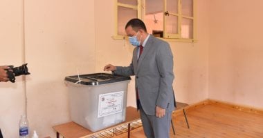 نائب رئيس جامعة أسيوط يدلى بصوته فى جولة الإعادة بانتخابات الشيوخ.. صور وفيديو