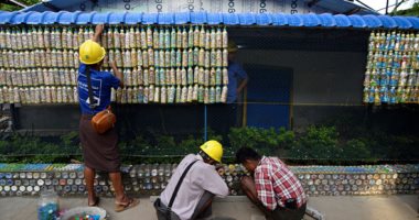 اللى بيته من بلاستيك ممكن يعيش فى ميانمار.. تحويل الزجاجات لمواد بناء.. ألبوم صور
