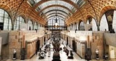 متحف أورساى الفرنسى يعتذر لفتاة بعد منعها من الدخول بسبب فستان مفتوح الصدر