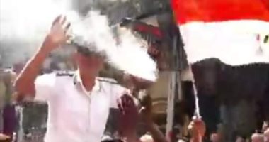 بائعو المنشية بالإسكندرية يكذبون "الجزيرة" للمرة الثانية ..حملوا ضباط المرافق على الأعناق وهتفوا : "تحيا مصر".. فيديو