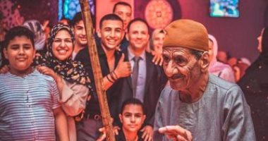 حكاية صورة.. "محمد" يشارك صورة لعجوز يتمسك بزيه التقليدى فى فرح أحفاده 