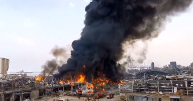 تصاعد سحب الدخان من بقايا حريق يوم الخميس فى ميناء بيروت وانتشار رجال الاطفاء