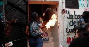 صور.. ناشطات مكسيكيات يتظاهرن بسبب العنف ضد المرأة ويضرمن النار فى مبنى