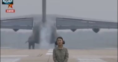 طائرة نقل صينية تمر فوق رأس مذيعة بصورة مخيفة.. اعرف السر وراء الفيديو