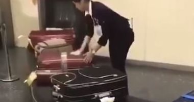 مضيفة تعقم حقائب المسافرين أثناء التفتيش بإحدى مطارات اليابان.. فيديو