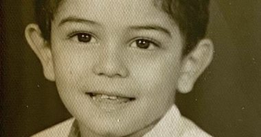 آسر ياسين يستعيد ذكريات طفولته بصورة أبيض × أسود بعمر الثلاث سنوات