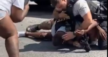 الشرطة الأمريكية تعتدى على شاب أسمر بجورجيا وسط صرخات طفله بالشارع.. فيديو وصور