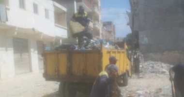 الرصد البيئى ترفع القمامة من شارع أبو بكر الصديق بالعجمى فى الإسكندرية