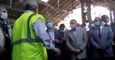 فيديو.. وزير النقل يعد عمال ورش السكة الحديد فى المنيا بصرف منحة المدارس