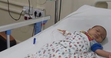 مأساة طفل من الغربية مصاب بثقبين فى القلب ويحتاج إلى جراحة.. صور