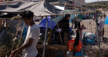 اليونان تعيد إيواء مهاجرين فى مخيم مؤقت بجزيرة ليسبوس بعد احتراق خيامهم.. صور