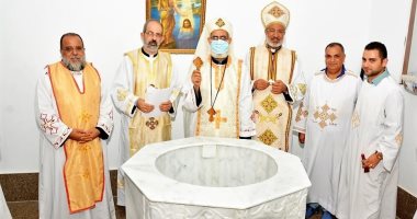 مطران الأقباط الكاثوليك فى المنيا يدشن معمودية جديدة بكنيسة القيامة