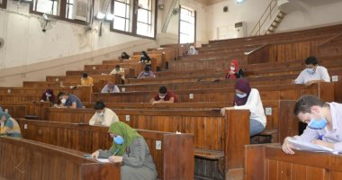 جامعة القاهرة تواصل امتحانات الدراسات العليا وسط إجراءات احترازية.. صور