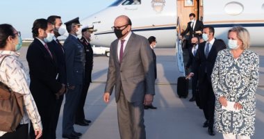 صورة.. وزير خارجية البحرين يصل واشنطن للمشاركة فى توقيع السلام مع إسرائيل