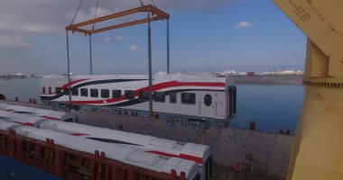 النقل تعلن وصول 13 عربة سكة حديد جديدة من روسيا عبر ميناء الإسكندرية.. صور