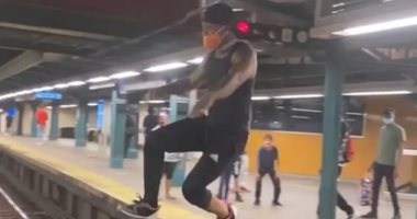 شاب يقفز من رصيف محطة إلى آخر للحاق بقطار في نيويورك.. فيديو