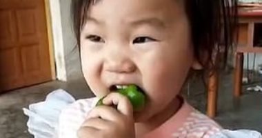 شاهد رد فعل طفلة صينية تناولت الفلفل الحار لأول مرة
