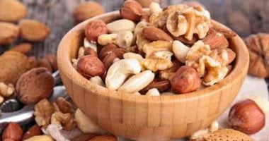 5 foods that will help you control your hunger.. Eat nuts and vegetable soup